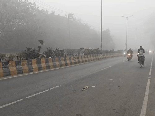 सहारनपुर में फिर छाया भीषण कोहरा..गलन बढ़ी:पारा 5°C गिरा, ठंडी हवाओं से बढ़ी ठिठुरन, विजिबिलिटी शून्य
