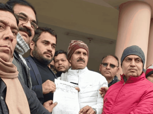 अलीगढ़ में समायोजन पर भड़के शिक्षक:उत्तर प्रदेशीय प्राथमिक शिक्षक संघ के आह्वान पर कलेक्ट्रेट पर प्रदर्शन कर लगाया धांधली का आरोप