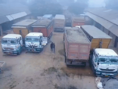 बरेली में खनन माफियायों का दुस्साहस:जांच टीम पर ट्रक चढ़ाने की कोशिश, 24 गिरफ्तार, 37 ओवरलोड ट्रक जब्त