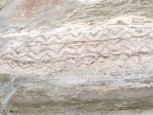 पर्यटकों के कारण खतरे में उत्तराखंड की धरोहर:छूने से मिट रही हजारों साल पुरानी पेंटिंग्स, आदिमानवों ने लखुडियार गुफा में बनाए थे ये चित्र