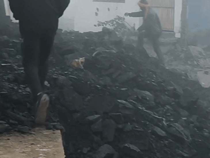 महाराजगंज में कोयला लदा ट्रक पलटा:निर्माणाधीन ओवरब्रिज के पास हादसा, कोई हताहत नहीं