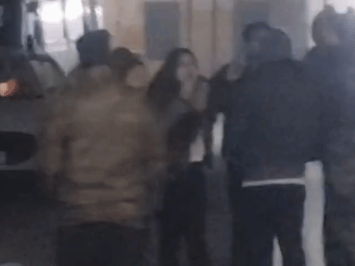 बरेली जिला अस्पताल में हाईवोल्टेज ड्रामा:महिला से वार्ड बॉय ने की अभद्रता, लोगों ने बीच परिसर में जमकर कूटा