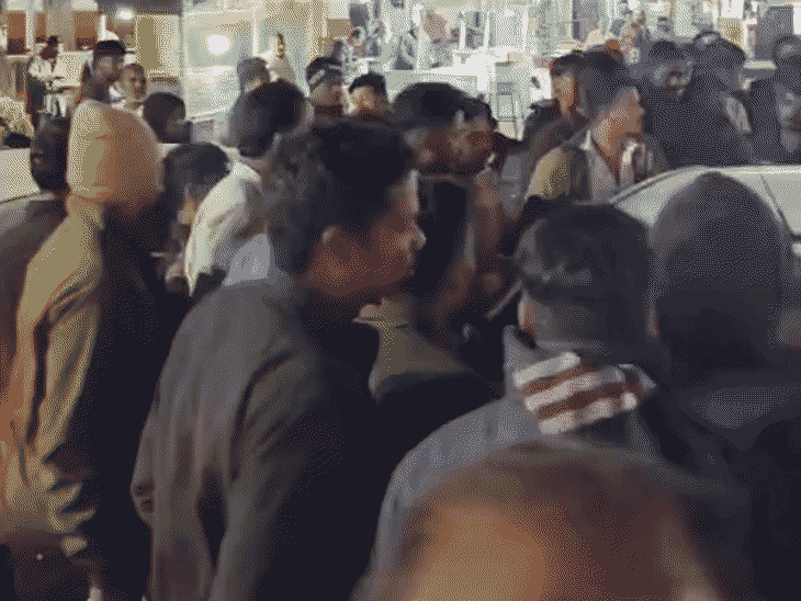 माता-पिता शॉपिंग में बिजी…कार में डेढ़ साल का बच्चा बंद:छिंदवाड़ा में ऑटोमैटिक लॉक हो गई; लोगों ने कांच तोड़कर बचाई मासूम की जान