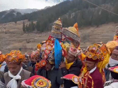 हिमाचल में टूरिज्म एक्टिव पर बैन:सिस्सू–कोकसर में टीवी-रेडियो और मोबाइल नहीं बजेंगे, 3 दिन बात नहीं करेंगे ग्रामीण, देवता स्वर्ग प्रवास पर