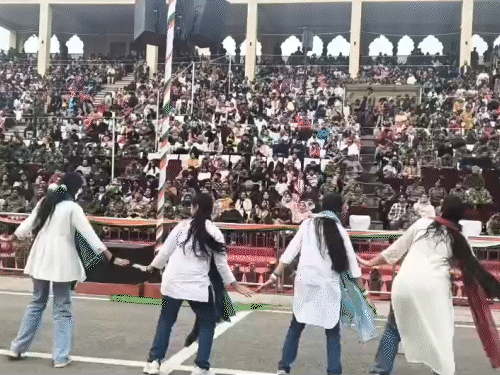 अटारी बॉर्डर पर रिट्रीट सेरेमनी:पाक सैनिकों को ललकारते दिखे भारतीय जवान, आर्मी डॉग और बच्चों के करतब; इस बार न गेट खुले न मिठाई बंटी