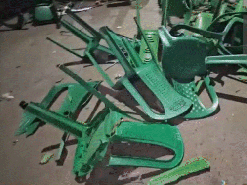 कोलकाला में TMC-BJP समर्थकों में झड़प:भाजपा का जनसभा मंच जला, लाउडस्पीकर को लेकर हुआ विवाद