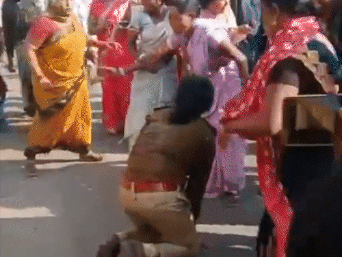 महिला आरक्षक की वर्दी फाड़ी…अर्धनग्न कर बनाया VIDEO:रायगढ़ में 5 आरोपी अरेस्ट, कांग्रेस बोली-मानवता शर्मसार हुई, सरकार आत्ममंथन करे, BJP बोली- कड़ी सजा मिलेगी