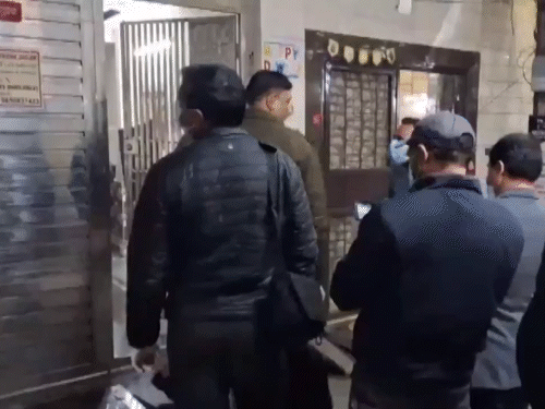 दिल्ली में युवक ने मां और भाई-बहन का मर्डर किया:लड्डू में धतूरे के बीज मिलाकर खिलाए, फिर मफलर से गला घोंटा; थाने में सरेंडर