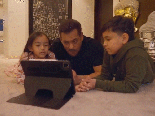 सलमान खान ने खास अंदाज में मनाया रिपब्लिक डे:एक्टर ने भांजे-भांजी के साथ बैटल ऑफ गलवान का गाना गुनगुनाते हुए वीडियो शेयर किया