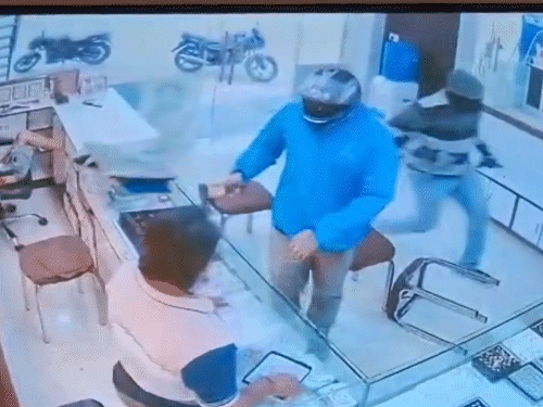 हैदराबाद में ज्वेलरी शॉप में पिस्तौल-कुल्हाड़ी लेकर घुसे बदमाश:दुकानदार अकेले ही दोनों से भिड़ा, लुटेरे ज्वेलरी से भरा बैग छोड़कर खाली हाथ भागे
