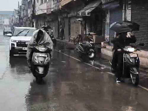 जम्मू-कश्मीर, उत्तराखंड, हिमाचल प्रदेश में बर्फबारी, एवलांच की चेतावनी:हरियाणा, उत्तर प्रदेश, राजस्थान में बारिश और ओले गिरे, बिजली गिरने से आग लगी