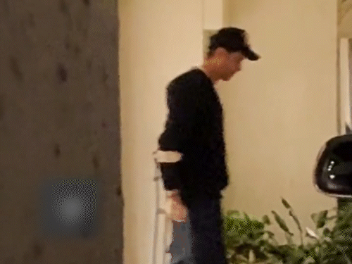 बैसाखी के सहारे चलते दिखे ऋतिक रोशन:फिल्ममेकर गोल्डी बहल की पार्टी में पहुंचे थे एक्टर, फैंस ने जताई चिंता