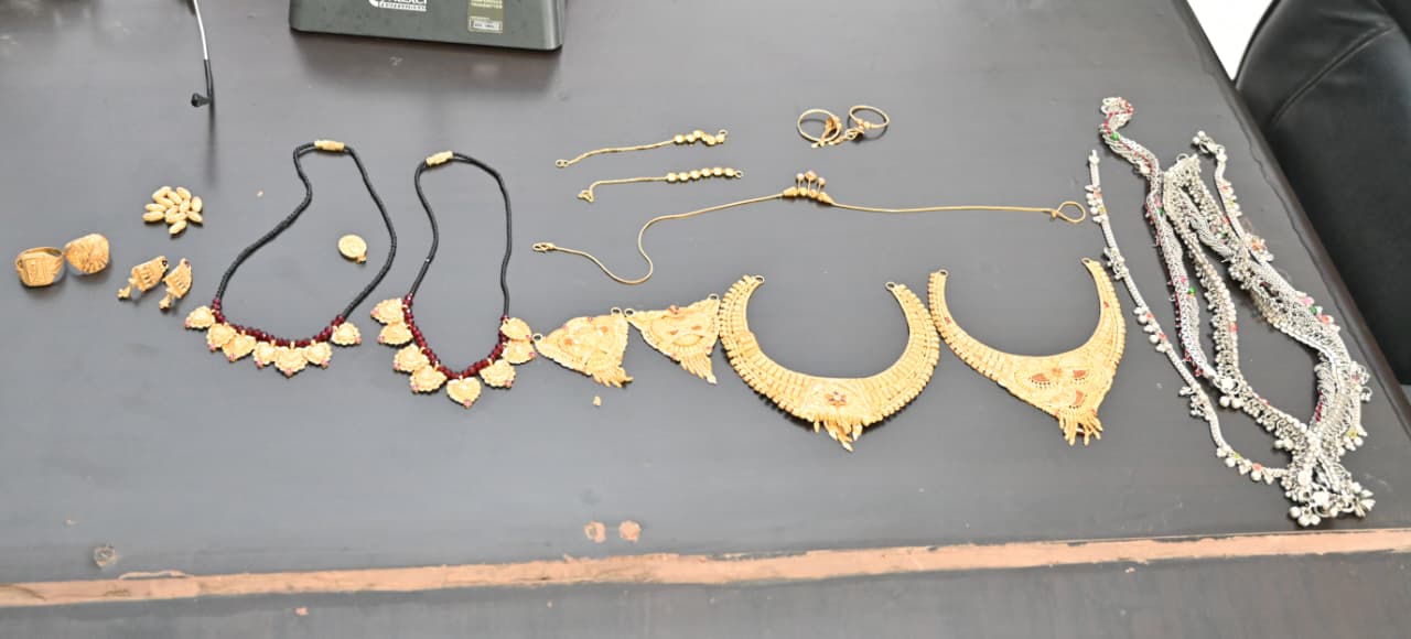 जबलपुर: विश्वासपात्र नौकरानी ही निकली आस्तीन का सांप, 12 लाख के जेवरात सहित सुनार गिरफ्तार- देखें वीडियो