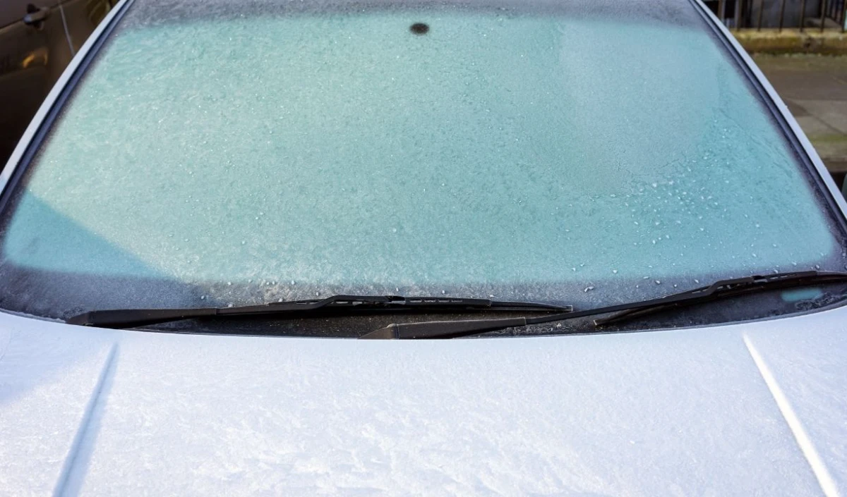 Gurugram में ठंड का ‘Third Degree’ टॉर्चर, पारा 0.6 डिग्री पहुंचा, गाड़ियों-खेतों पर जमी बर्फ की मोटी परत