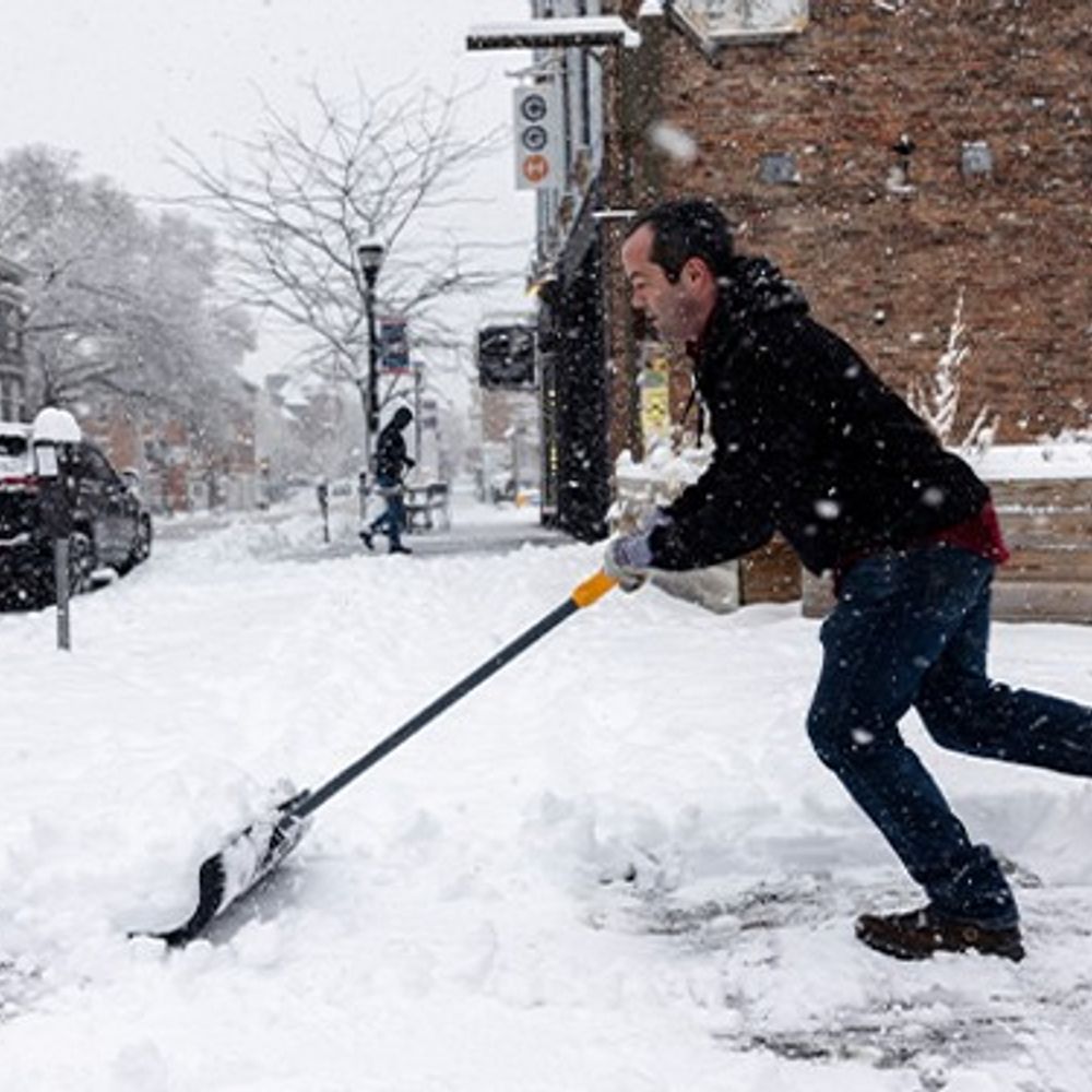 अमेरिका के 15 राज्यों में बर्फीले तूफान का खतरा:इमरजेंसी घोषित, 20 करोड़ लोगों पर संकट; 7000 से ज्यादा फ्लाइट्स कैंसिल