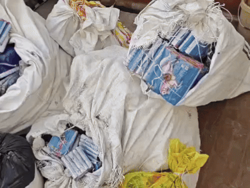 बिना लाइसेंस मकान में बन रहे थे पटाखे:करनाल पुलिस ने भारी खेप पकड़ी,सफेद पिकअप से 100 पेटी पेंसिल पटाखे बरामद