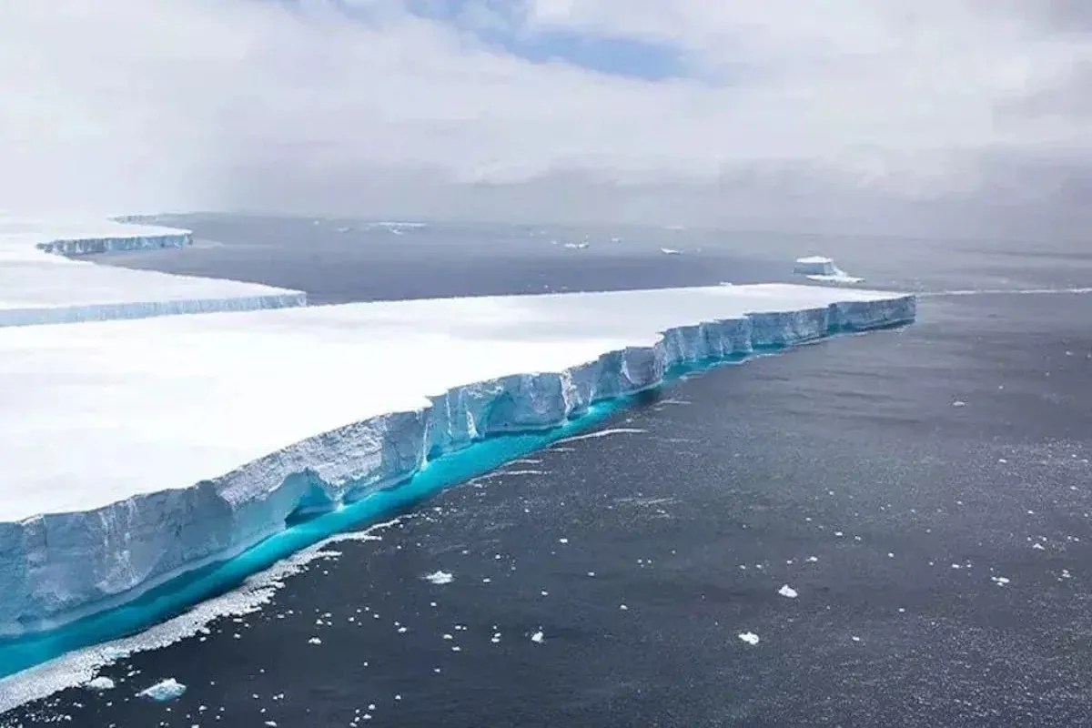 खत्म होने की कगार पर दुनिया का सबसे बड़ा हिमखंड, चार दशकों से कर रहा है यात्रा