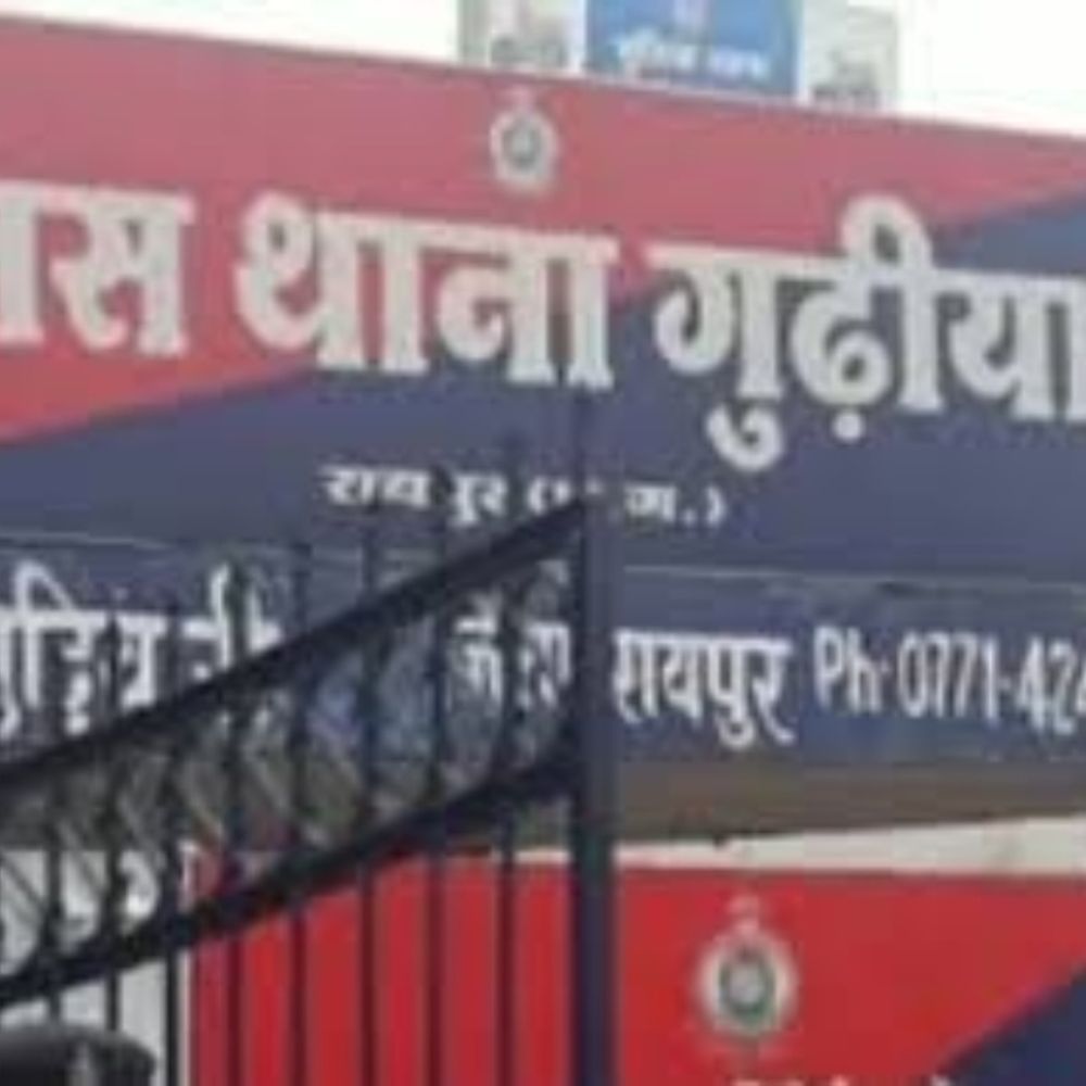 रायपुर में तेज रफ्तार ट्रक ने बाइक सवार को रौंदा:मौके पर हुई मौत, ड्यूटी से घर लौट रहा था युवक, पुलिस जांच में जुटी