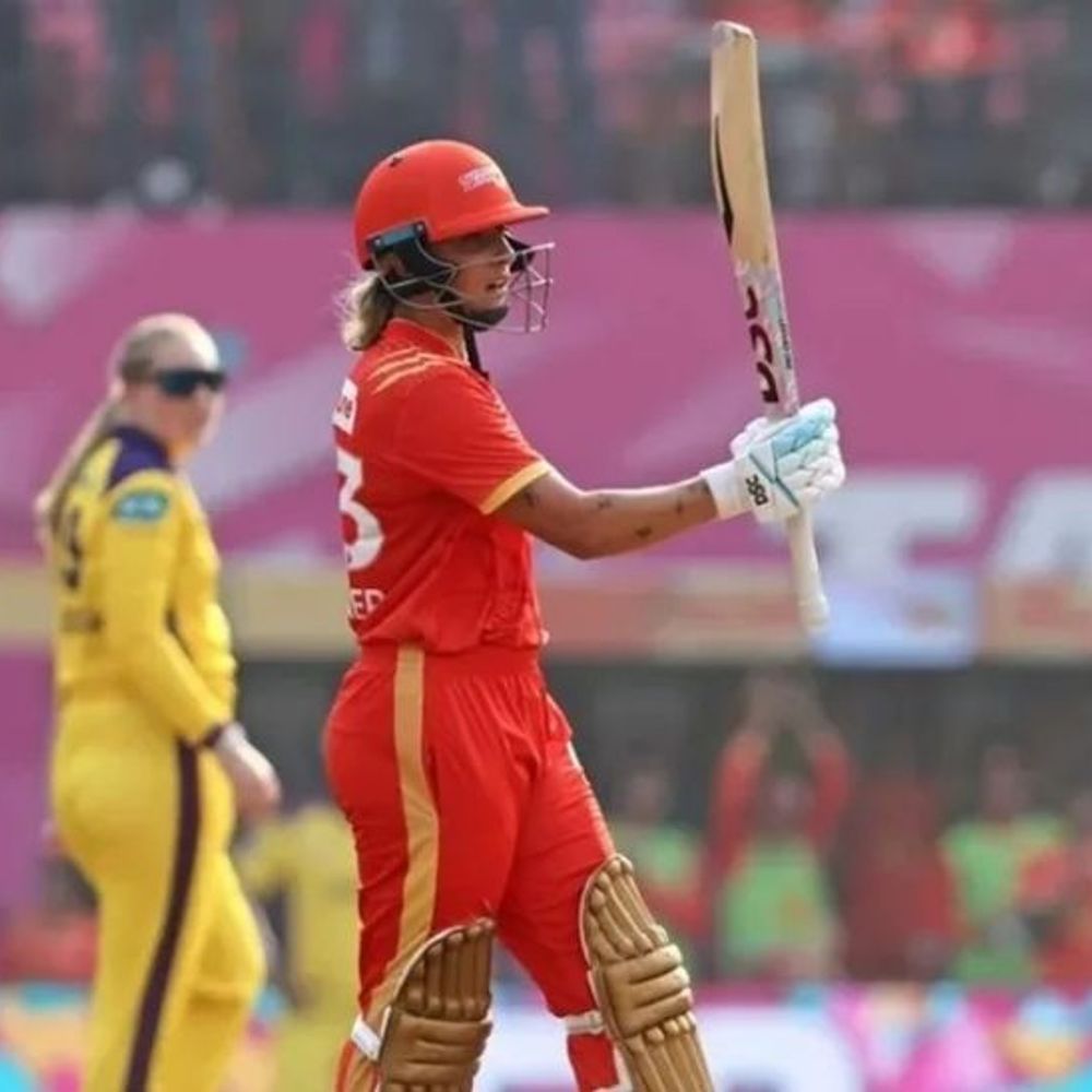 WPL- गुजरात ने यूपी को 208 रन का टारगेट दिया:कप्तान एश्ले गार्डनर की फिफ्टी, अनुष्का शर्मा ने डेब्यू मैच में 44 रन बनाए