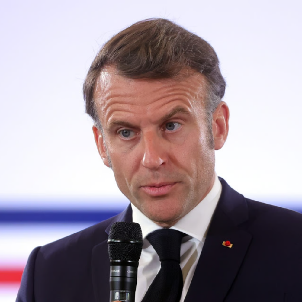 फ्रांसीसी राष्ट्रपति मैक्रों बोले- हमारे बच्चों का दिमाग बिकाऊ नहीं:सोशल मीडिया इस्तेमाल करने पर जल्द बैन लगाएंगे, हाई स्कूल में मोबाइल पर भी रोक