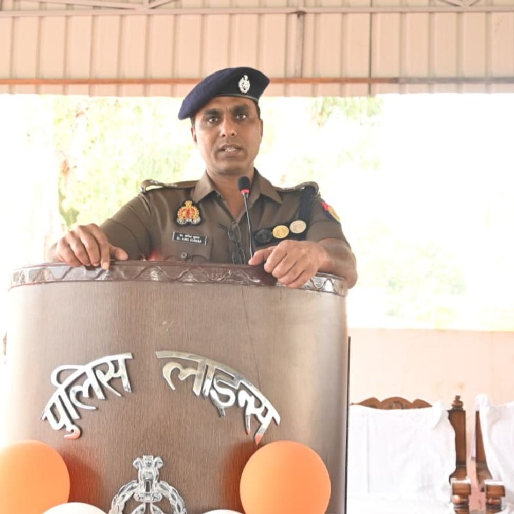 आजमगढ़ में 16 थानों के 34 पुलिसकर्मी लाइन हाजिर:19 थानों से 94 सिपाहियों का ट्रांसफर, लंबे समय से जमे धुआंधार बैटिंग करने वालों पर कार्रवाई