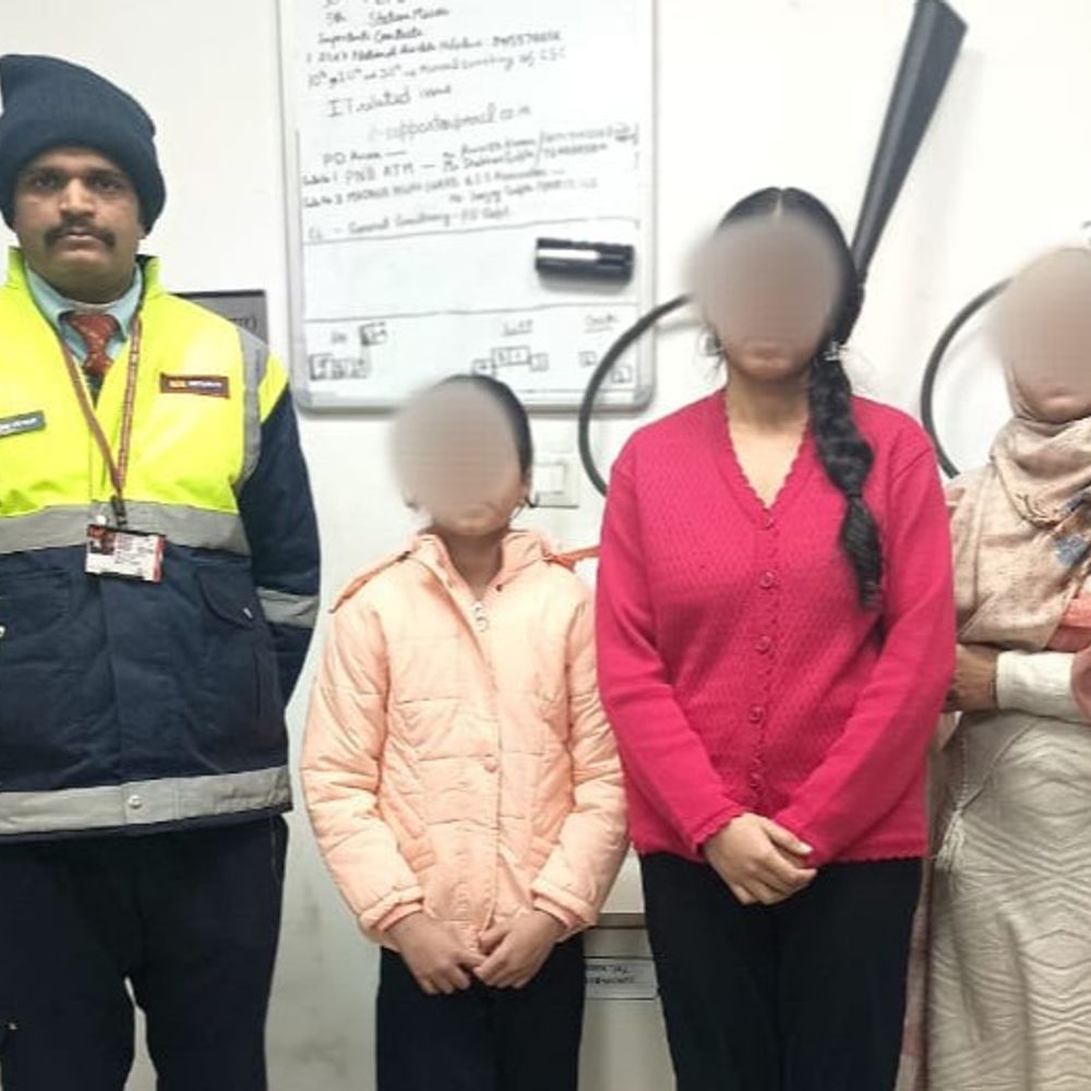 लखनऊ मेट्रो ने नाबालिग बच्ची को परिवार से मिलाया:लेखराज मेट्रो स्टेशन पर बिछड़ी थी, परिजनों से मिलकर खिला चेहरा