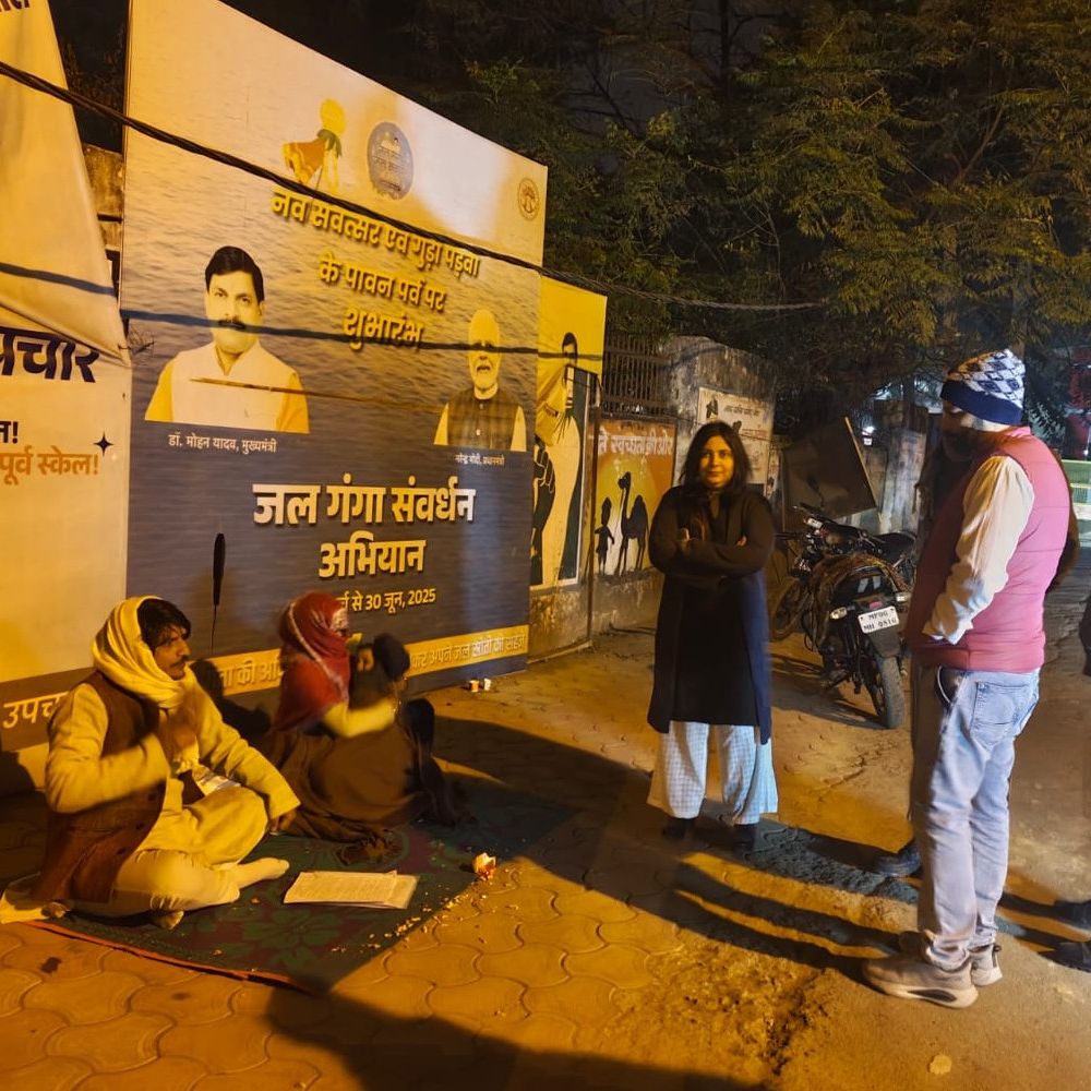 भिंड कलेक्ट्रेट पर मासूम के साथ धरने पर बैठा परिवार:जिला अस्पताल में अल्ट्रासाउंड के लिए स्थायी डॉक्टर की मांग पर अड़ा