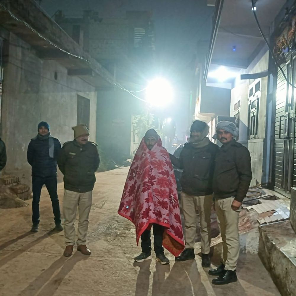 कड़ाके की ठंड में ग्वालियर पुलिस का बड़ा एक्शन:एक रात में 264 वारंटी गिरफ्तार, 334 गुंडे-हिस्ट्रीशीटर को घर जाकर किया चेक