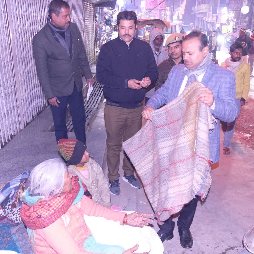 आधी रात को रेलवे स्टेशन पहुंचे आजमगढ़ डीएम:जिले में लगातार तीन दिन से पड़ रही है कड़ाके की ठंड, जरूरतमंदों को वितरित किया कंबल
