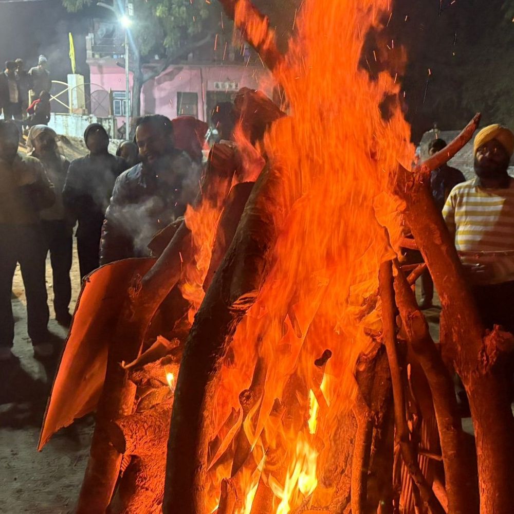 आजमगढ़ में धूमधाम से मनाया गया लोहड़ी पर्व:अग्नि के फेरे लगाकर मनाई गई खुशियां, देर रात तक चलता रहा जश्न