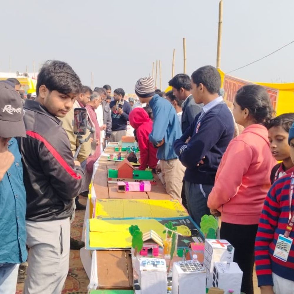 औरंगाबाद में मकर संक्रांति पर महोत्सव का शुभारंभ:रंगीन पतंगों से गुलजार हुआ दाउदनगर का आसमान, आंगनबाड़ी सेविकाओं ने पोषक व्यंजनों के बारे में बताया