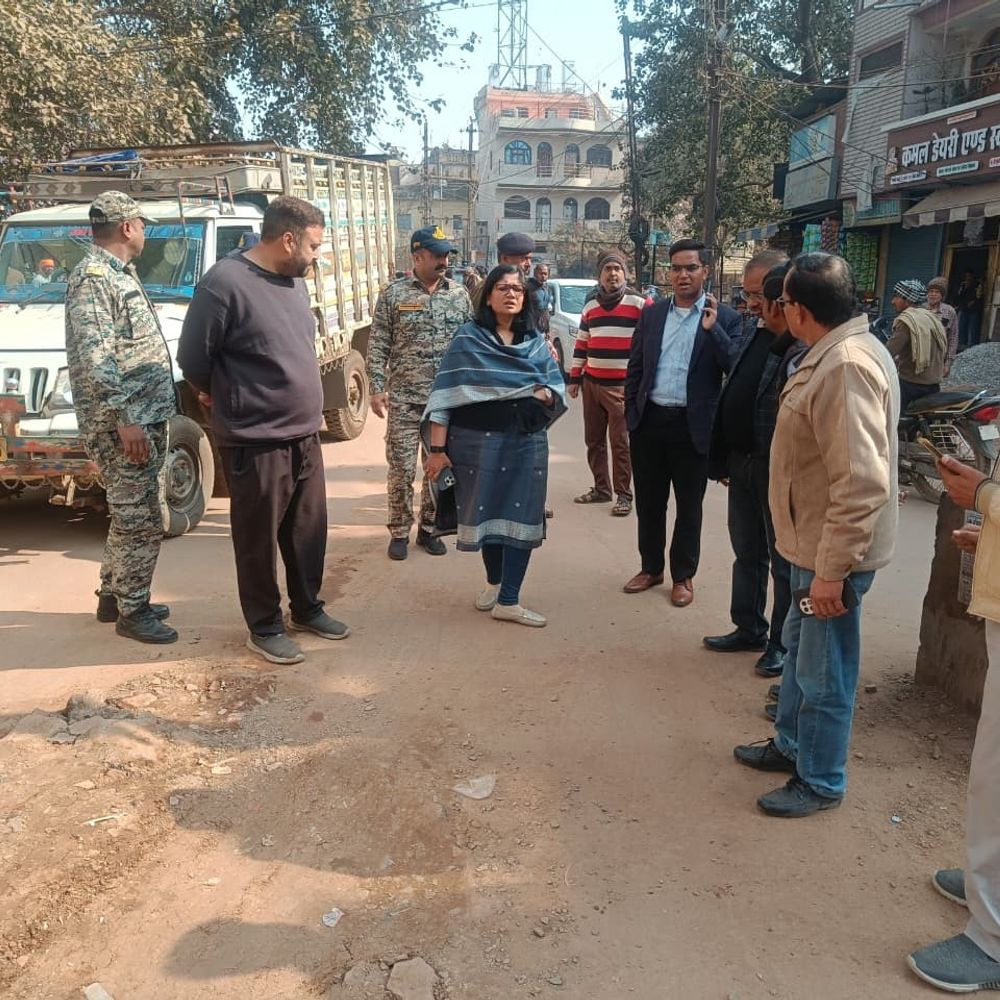 कलेक्टर चौहान ने जल सुनवाई शिकायतों का किया निरीक्षण:त्वरित और गुणवत्तापूर्ण निराकरण के दिए निर्देश, दक्षिण विधानसभा क्षेत्र का भ्रमण