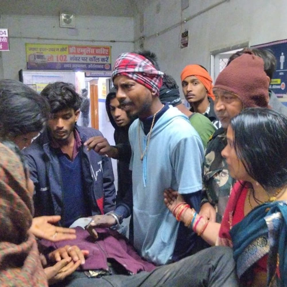 औरंगाबाद में बोलेरो की ठोकर से 3 जख्मी:पार्क घूम कर बाइक से घर लौट रहे थे; ड्राइवर गाड़ी लेकर भागा