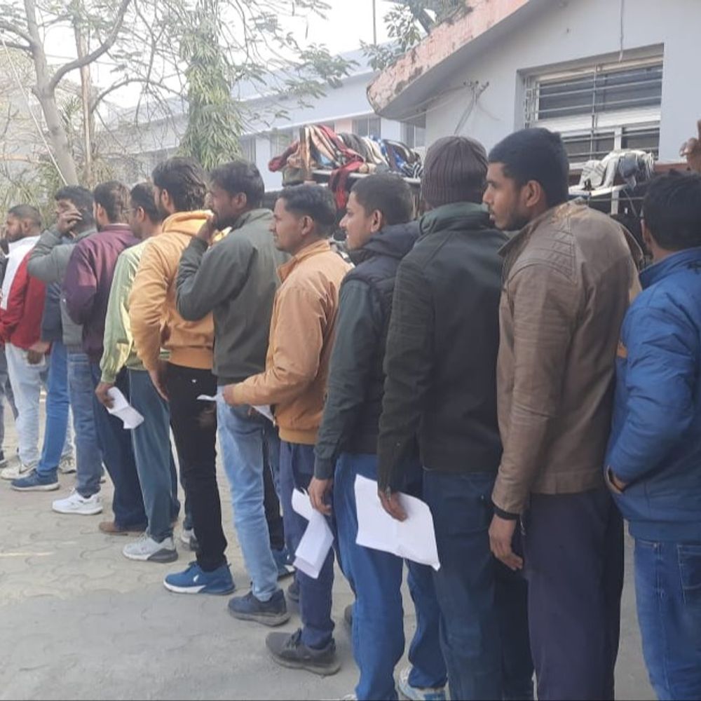 औरंगाबाद में 16 केंद्रों पर दरोगा भर्ती परीक्षा:कड़ी सुरक्षा के बीच चेकिंग के बाद अभ्यर्थियों की एंट्री; जिला नियंत्रण कक्ष से निगरानी