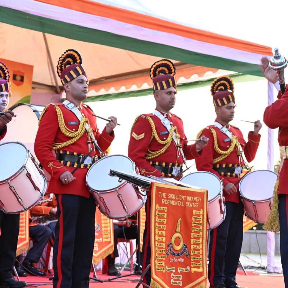 लखनऊ में सेना के जवानों की बैंड परफॉर्मेंस:वंदे मातरम् के 150 वर्ष पूरे होने का मनाया गया जश्न, देश भक्ति गीतों पर झूमे लोग