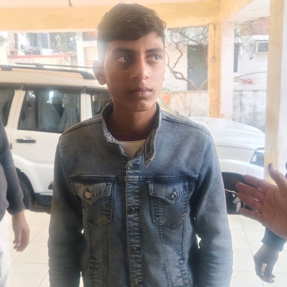 ई-रिक्शा चालक की हत्या करने के मामले में आरोपी गिरफ्तार:पिता के गांजे और शराब की लत से परेशान होकर दिया था अंजाम, हत्या को हादसा दिखाया