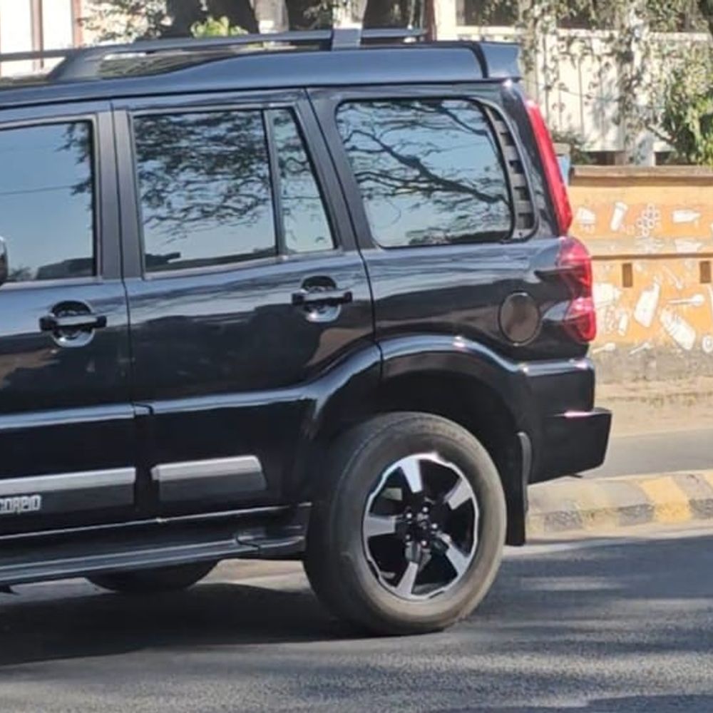 शहर की सड़कों पर एक बार फिर काली फिल्म गाड़िया:छिंदवाड़ा में नियम और सुरक्षा पर सवाल; गाड़ियों में हूटर तक लगे