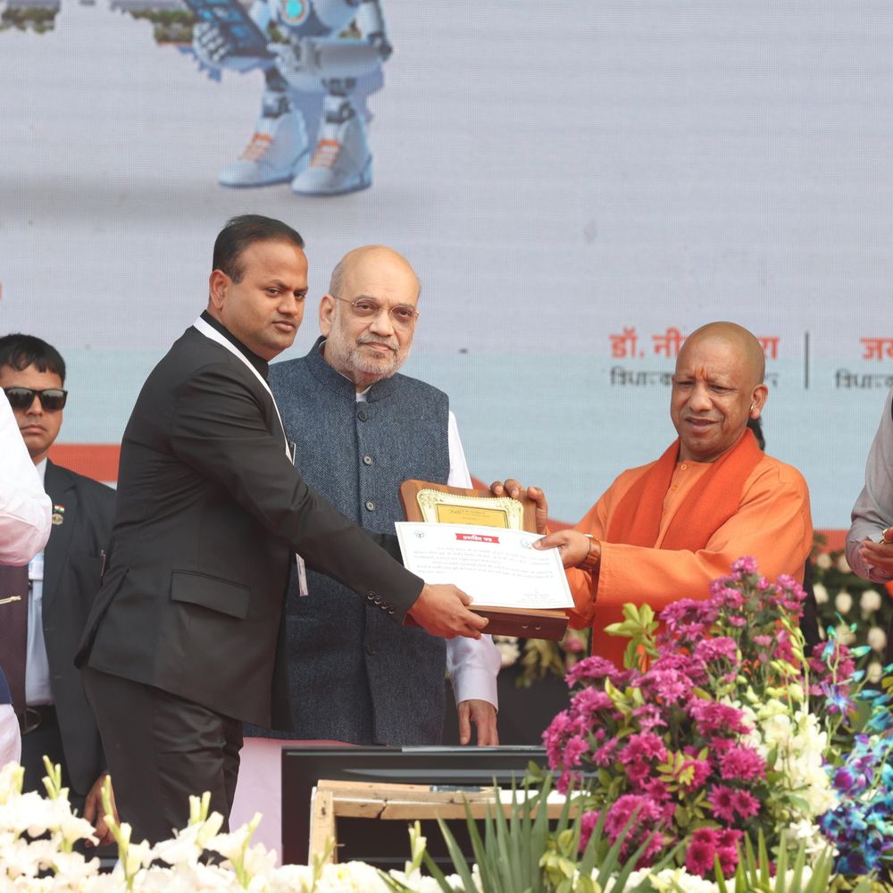 CM युवा उद्यमी योजना में आजमगढ़ को मिला दूसरा स्थान:डीएम रविंद्र कुमार को मुख्यमंत्री योगी आदित्यनाथ ने किया सम्मानित