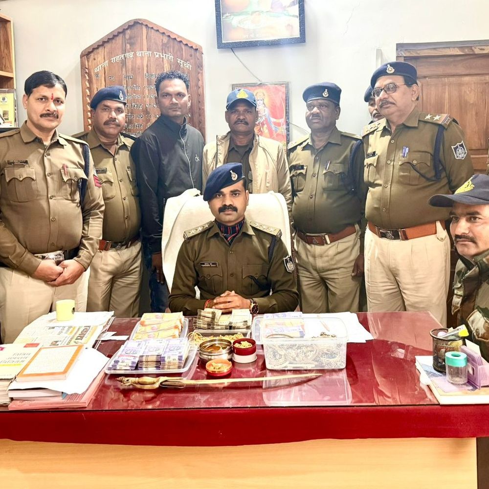 विदिशा में डकैती डालने वाला सागर में पकड़ाया:बाल्टी में मिले 55 लाख के जेवर-कैश; परिवार को बंधक बनाकर की थी लूट, भागते समय बाइक से गिरा