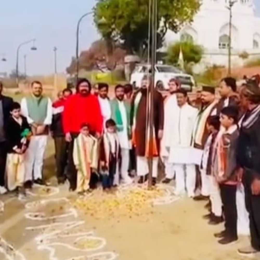 लखनऊ टीले वाली मस्जिद पर मनाया गया गणतंत्र दिवस:मौलाना फजलुल मन्नान ने फहराया तिरंगा, वतन से मोहब्बत का दिया पैगाम