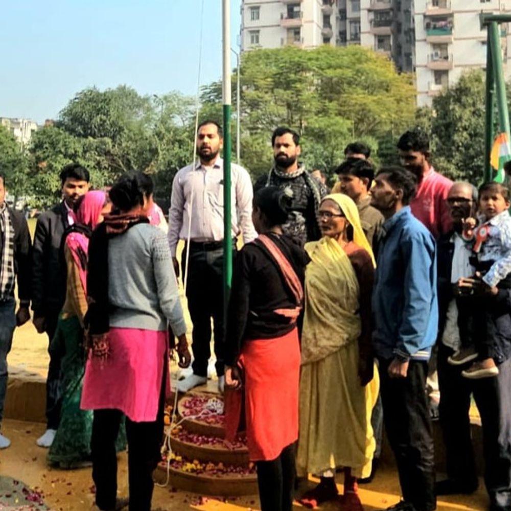 लखनऊ में मनाया गया वां गया 77 गणतंत्र दिवस:सृष्टि अपार्टमेंट में फहराया तिरंगा , सेवा कर्मियों को मिला सम्मान