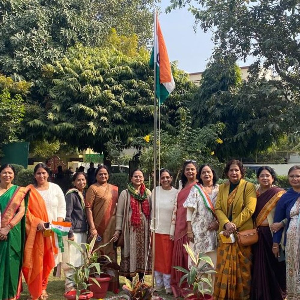 इंदिरानगर में फहराया तिरंगा:देशभक्ति गीतों पर झूमे लोग, ओपी श्रीवास्तव बोले- देश के लिए बलिदान होने का जज्बा होना चाहिए