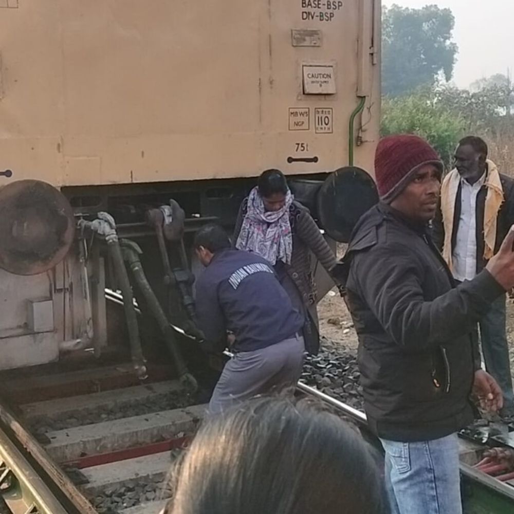 छिंदवाड़ा में चलती ट्रेन के 3 डिब्बे इंजन से अलग:बैतूल जा रही पैसेंजर की कपलिंग टूटी; 20 मिनट खड़ी रही ट्रेन, बड़ा हादसा टला