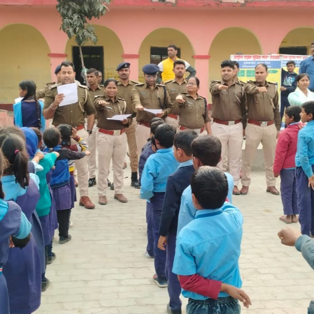 सड़क सुरक्षा को लेकर स्कूलों में चला जागरुकता अभियान:छात्रों को दी ट्रैफिक नियम की जानकारी, डीटीओ बोले- नियमों की अनदेखी के कारण रोड एक्सीडेंट