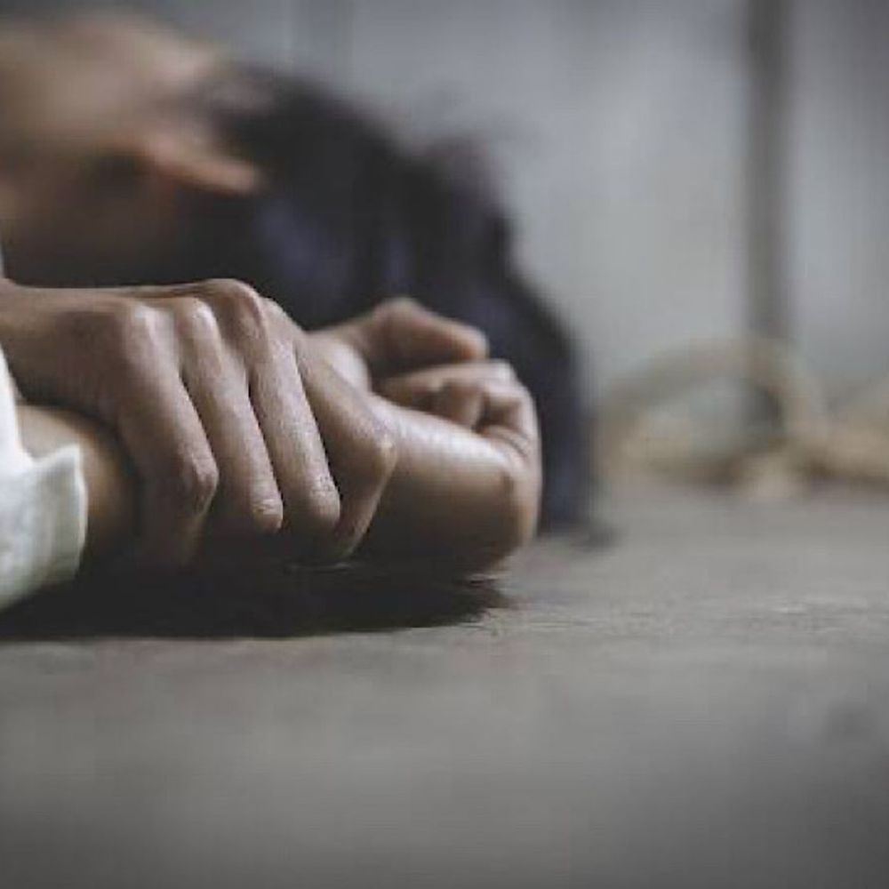 खेत में अकेली युवती को निर्वस्त्र कर मारपीट:बचाने आई मां पर लाठी-डंडों से हमला,रेप की कोशिश और अश्लील हरकत कने का आरोप