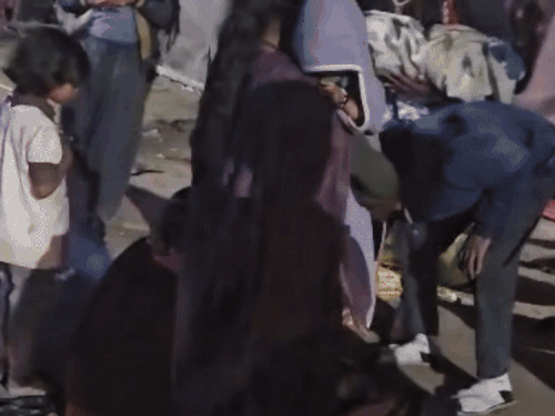 अजमेर में हाइवे पर महिला की हुई डिलीवरी,VIDEO:पुलिस ने स्थानीय महिलाओं की मदद से प्रसव कराया, जच्चा-बच्चा को अस्पताल भिजवाया