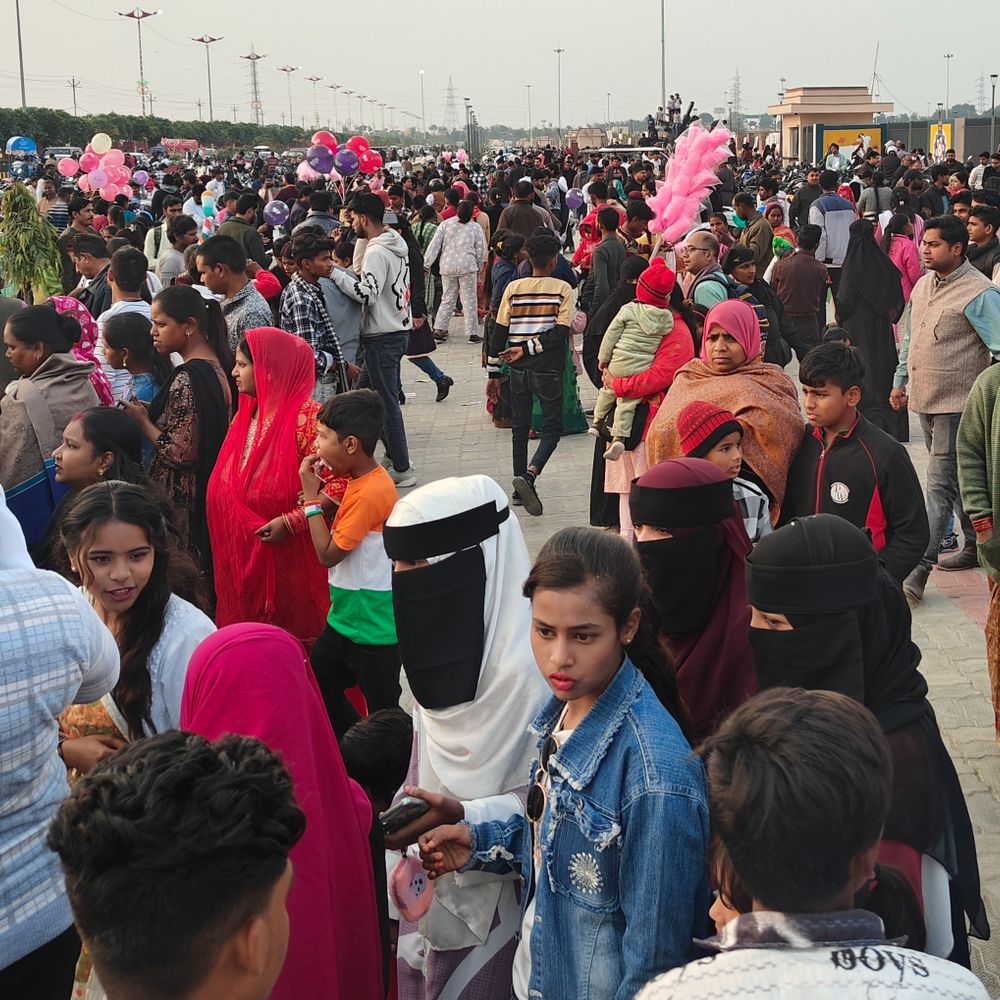 लखनऊ में यूपी स्थापना दिवस का हुआ समापन:आखिरी दिन उमड़ी भीड़ ,गायक प्रतिभा सिंह बघेल के गीतों पर जमकर झूमे लोग।