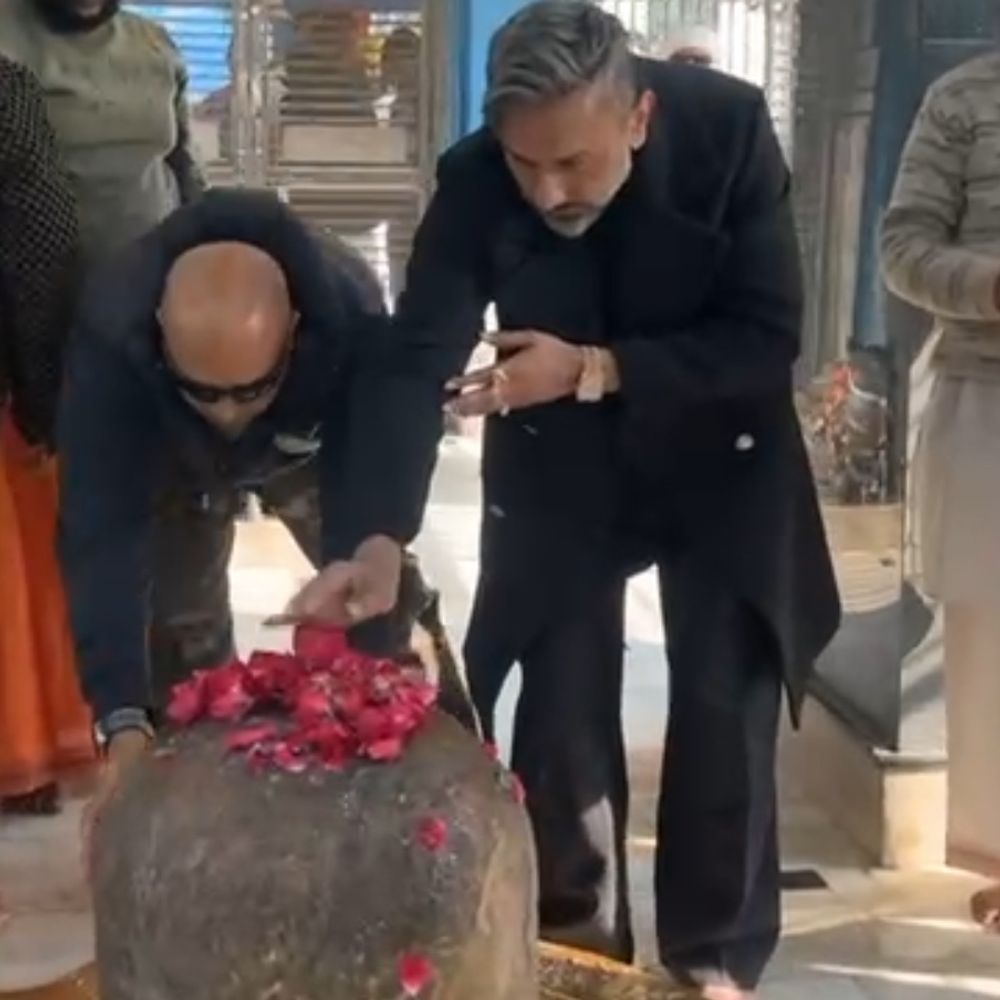 हरिद्वार में यो यो हनी सिंह का आध्यात्मिक अवतार:नीलेश्वर महादेव मंदिर में किया रुद्राभिषेक, भक्ति में डूबे नजर आए