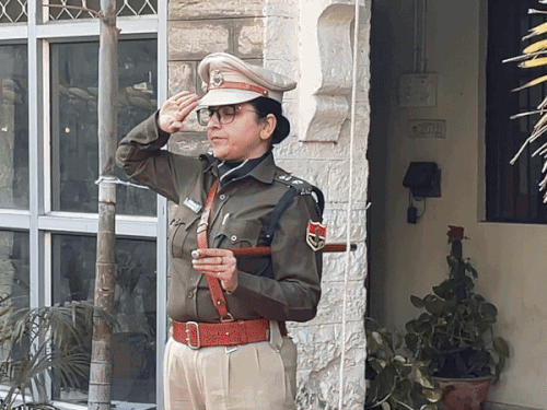 अजमेर में SP ने पुलिस जवानों को बांटे लड्‌डू:जिला स्तरीय कार्यक्रम में मंत्री रावत करेंगे ध्वजारोहण; कलेक्टर ने किया ध्वजारोहण