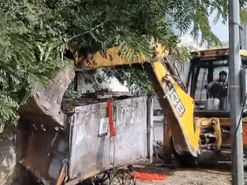 भीलवाड़ा में यूआईटी ने हटाए अतिक्रमण:अस्थाई निर्माण को तोड़ा , ठेले थडियों को हटाए, फिर काबिज होने पर सख्त कार्रवाई की चेतावनी